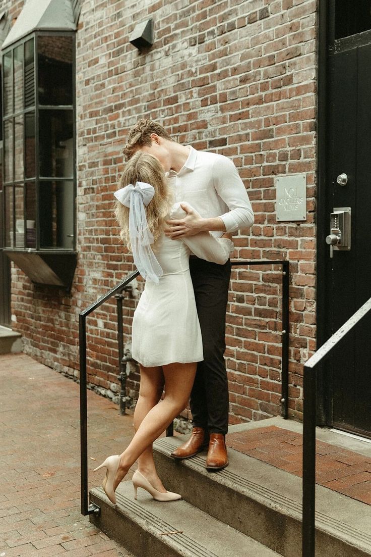 A woman wearing our faux pearl detailed bow, shot is from behind whilst kissing a guy, shown styled in the hair. Highlighting the length of the bow which gives a short veil style. Enhance your wedding hair for
a timeless look at your bridal parties